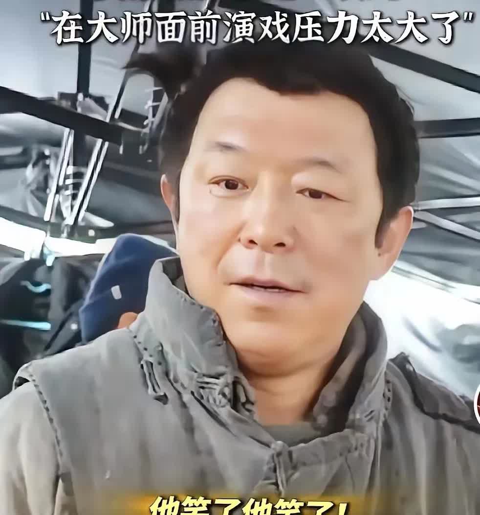 大家发现没，
明明自己也是大牌导演的黄渤，
居然在后台面对陈佩斯导演时，会做