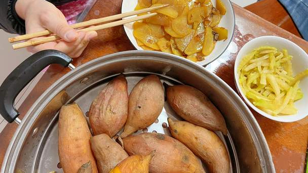 青岛老两口的早餐，晒朋友圈火了，网友：太寒碜，实在没眼看！