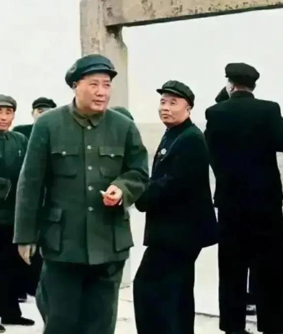 毛主席视察黄河开封段后在龙亭观看。
他为人民谋幸福，他是人民大救星，十四亿膝盖跪