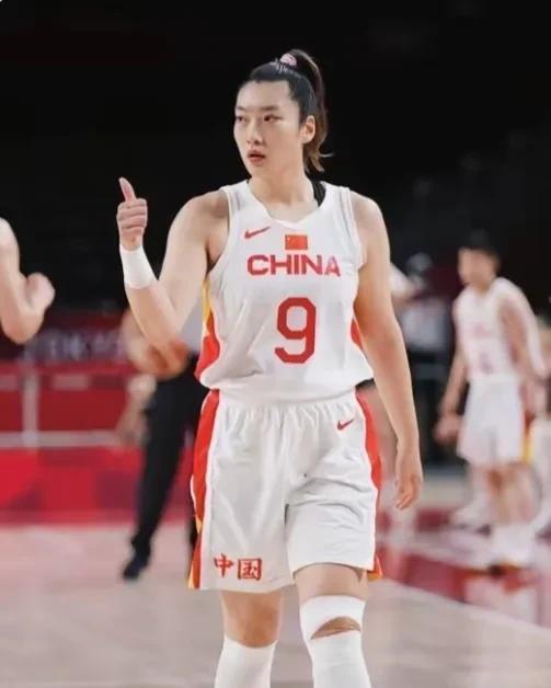 李梦30岁，正值巅峰期，却意外被贴上“年龄偏大”的标签，逐渐淡出视野。



这