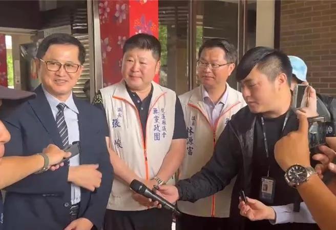 和硕董事长童子贤今天亲自到花莲游街支持罢免国民党立委傅崐萁，是继前全联董事长徐重