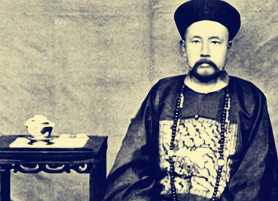 1907年，徐锡麟毫掏出手枪，对“恩师”恩铭一通乱射，恩铭身中7枪倒地，恩铭的妻