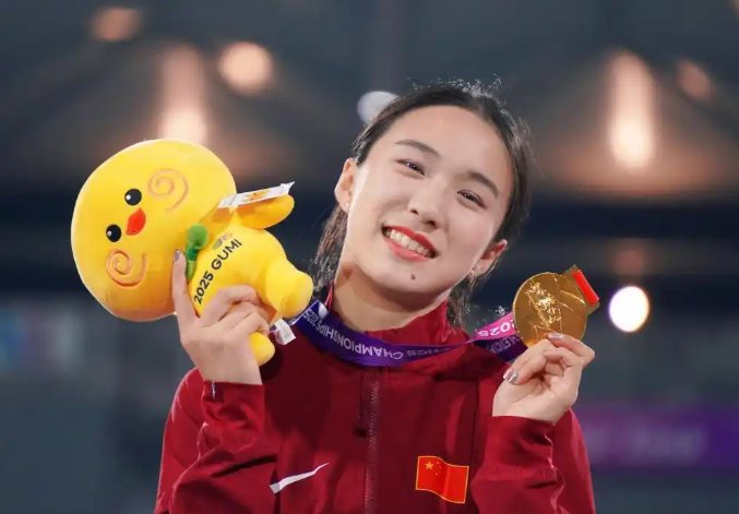 去伪存真！东京田径世锦赛没有了以往花里胡哨的颁奖仪式，取而代之的是自己将奖牌挂在