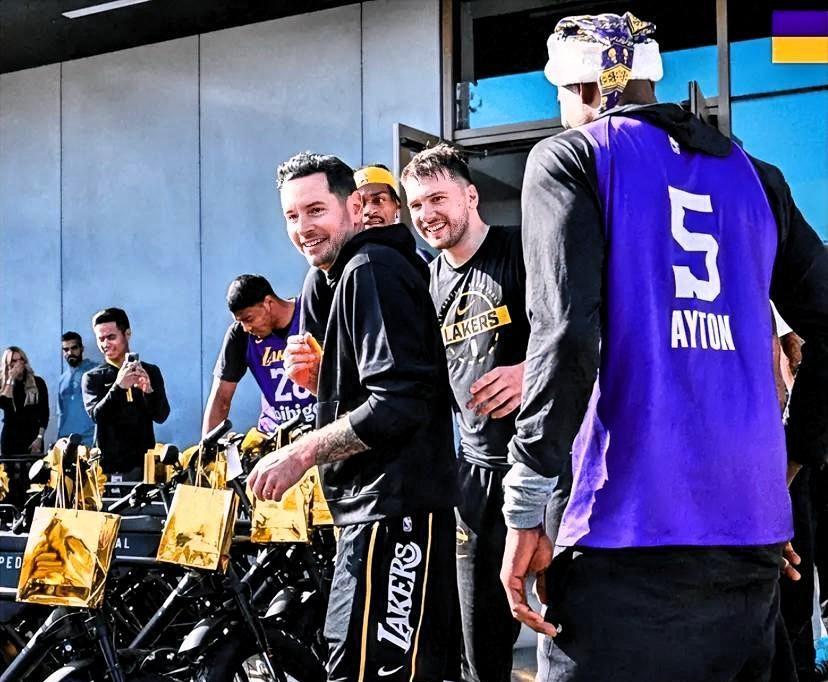 湖人主帅雷迪克高兴坏了！
今日，东契奇在圣诞节前，为洛杉矶湖人上下约103名成员