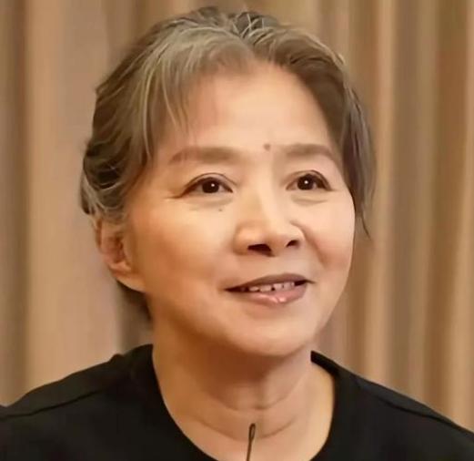 近日，演员迟蓬在接受采访时聊起了爆款剧《生万物》。
迟蓬表示一听说这部戏由刘家成
