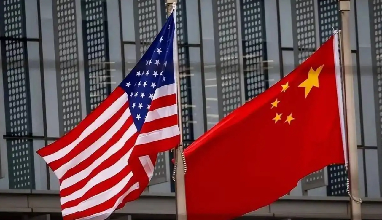 中国对美国没有落井下石的原因有两点，一是怕把美国逼急了狗跳墙，二是现在弄死美国不