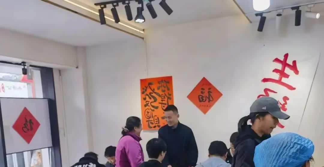 还以为谢浩男遇到大麻烦了，没想到是和同学出去聚餐了！
今天有网友透露，买家要去