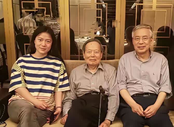 杨振宁的二婚妻子翁帆，是原配的替身吗？儿子和后妈长得好像。
杨振宁的第一任妻子