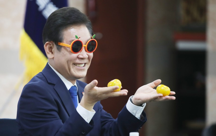 韩东勋批评洪准杓缺乏品格











有没有搞错？洪准杓竟然说我搞形象