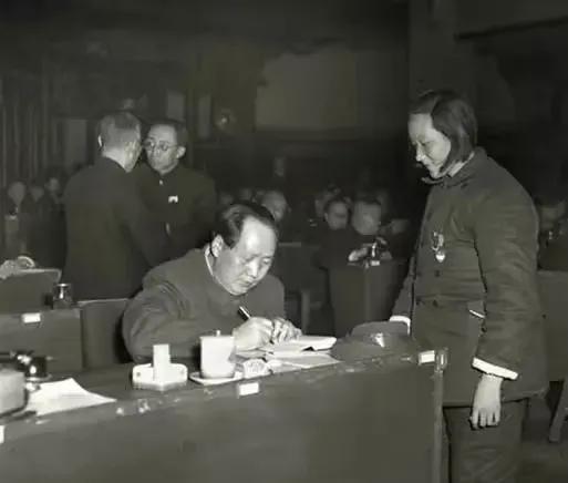 照片中老旧的会议桌我太熟悉了，因为我年轻时也是经常参加开会的人。照片中毛主席对面