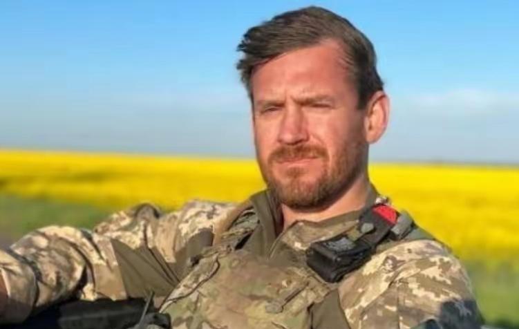 自取灭亡！
来自英国的雇佣兵哈里斯在俄乌冲突之中失去了一条腿，之后他回到英国之后