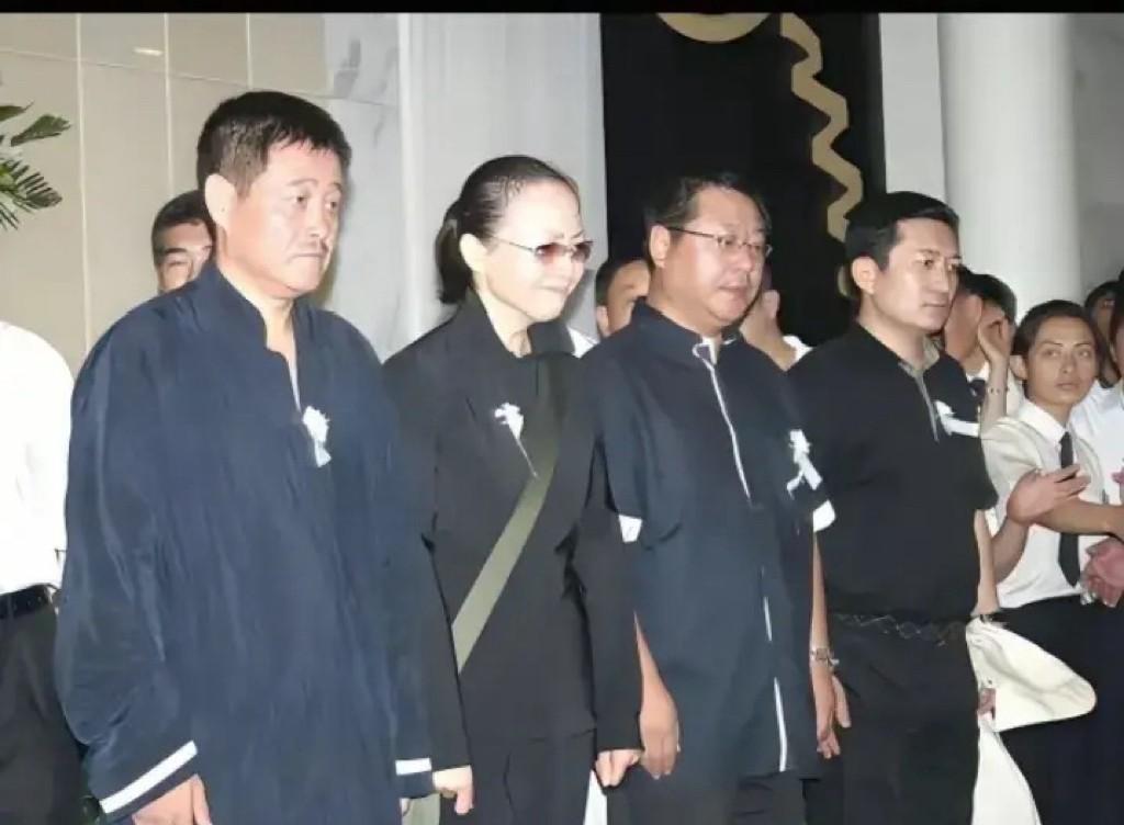 2005年8月，赵本山、宋丹丹、范伟等人惜别高秀敏时的照片，几人身着深色衣服，佩