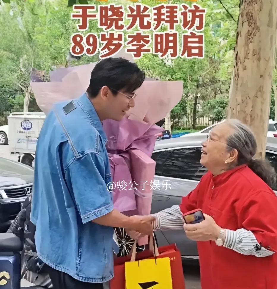 端午佳节临近，中国视协演工委发起了“艺术传承，结对慰问”活动。活动中，演员于晓光