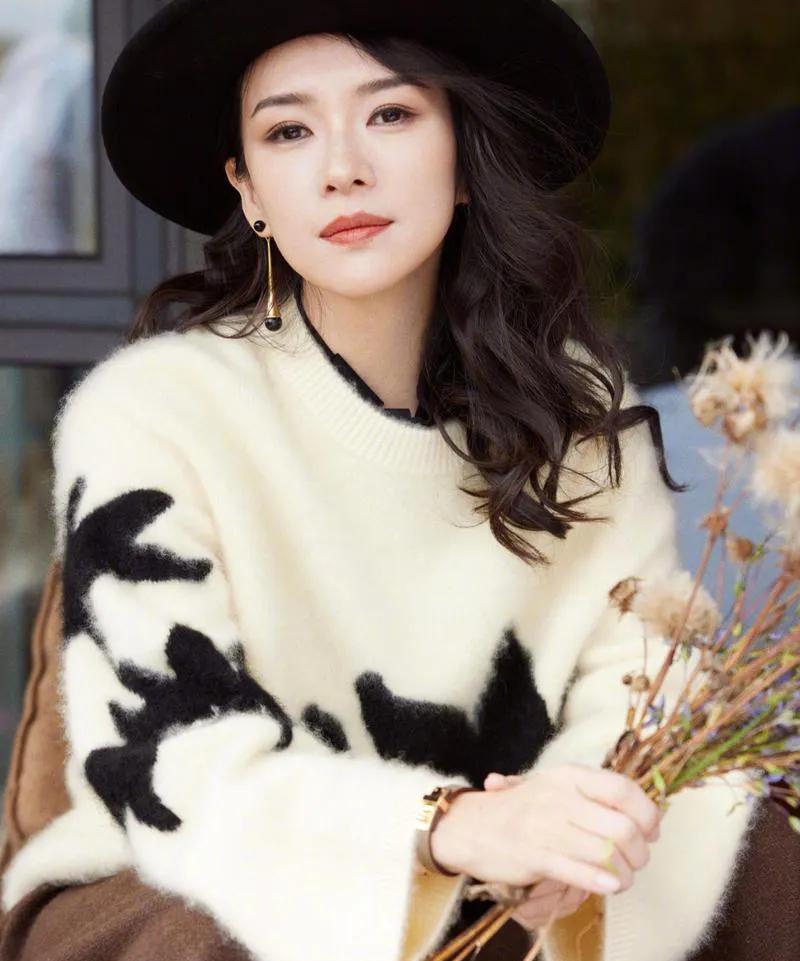章子怡超短发亮相上影节红毯
近日，章子怡以超短发造型惊艳亮相第27届上海国际电影