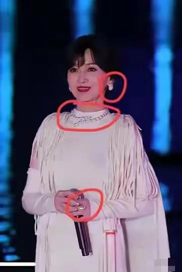 赵雅芝呀，真得劝劝您，要是再这么美下去，大家都要“嫉妒”啦！您都71岁高龄了，今