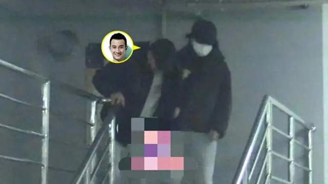 文章与妈妈用餐后，下楼梯时被小心翼翼搀扶着，他表情痛苦又狼狈