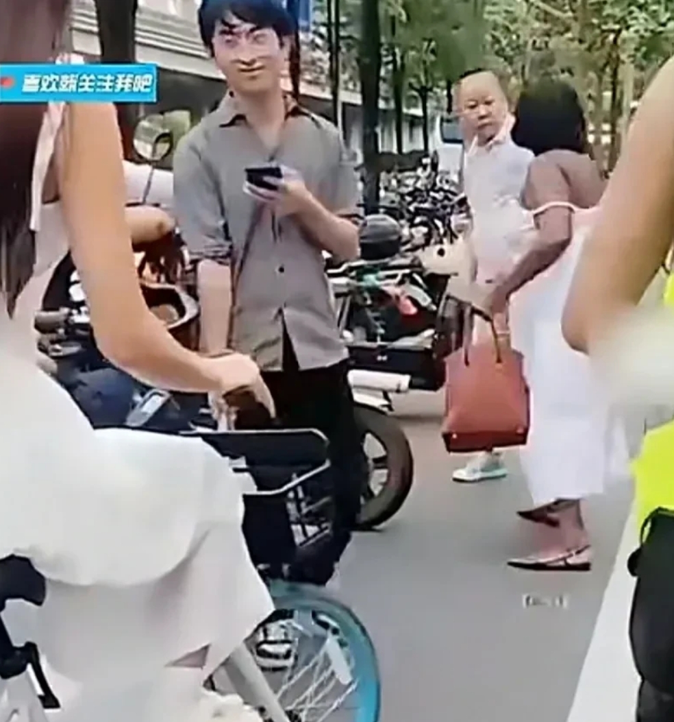 广州，一大叔被一黑人女子辱骂，一开始大叔保持沉默，结果黑人女子变本加厉，想着大叔