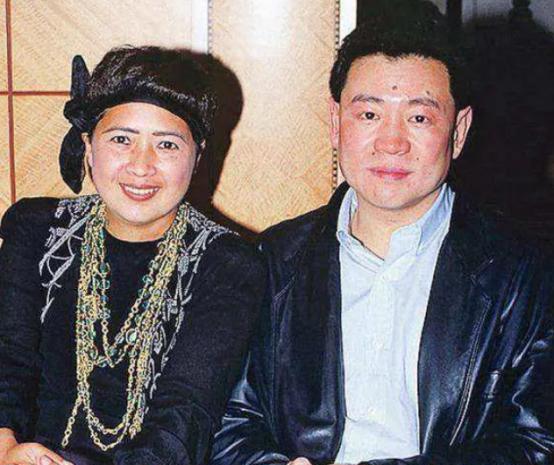 1995年，香港船王赵世光，“啪”的一声，把1000万支票拍在桌上，对妻子说：“