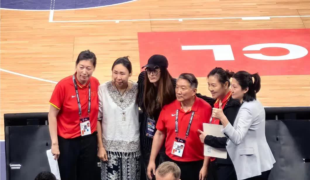 隋菲菲、苗立杰、卞兰三位女篮黄金一代球员再次在亚洲杯聚首，她们在20多年前曾在宫