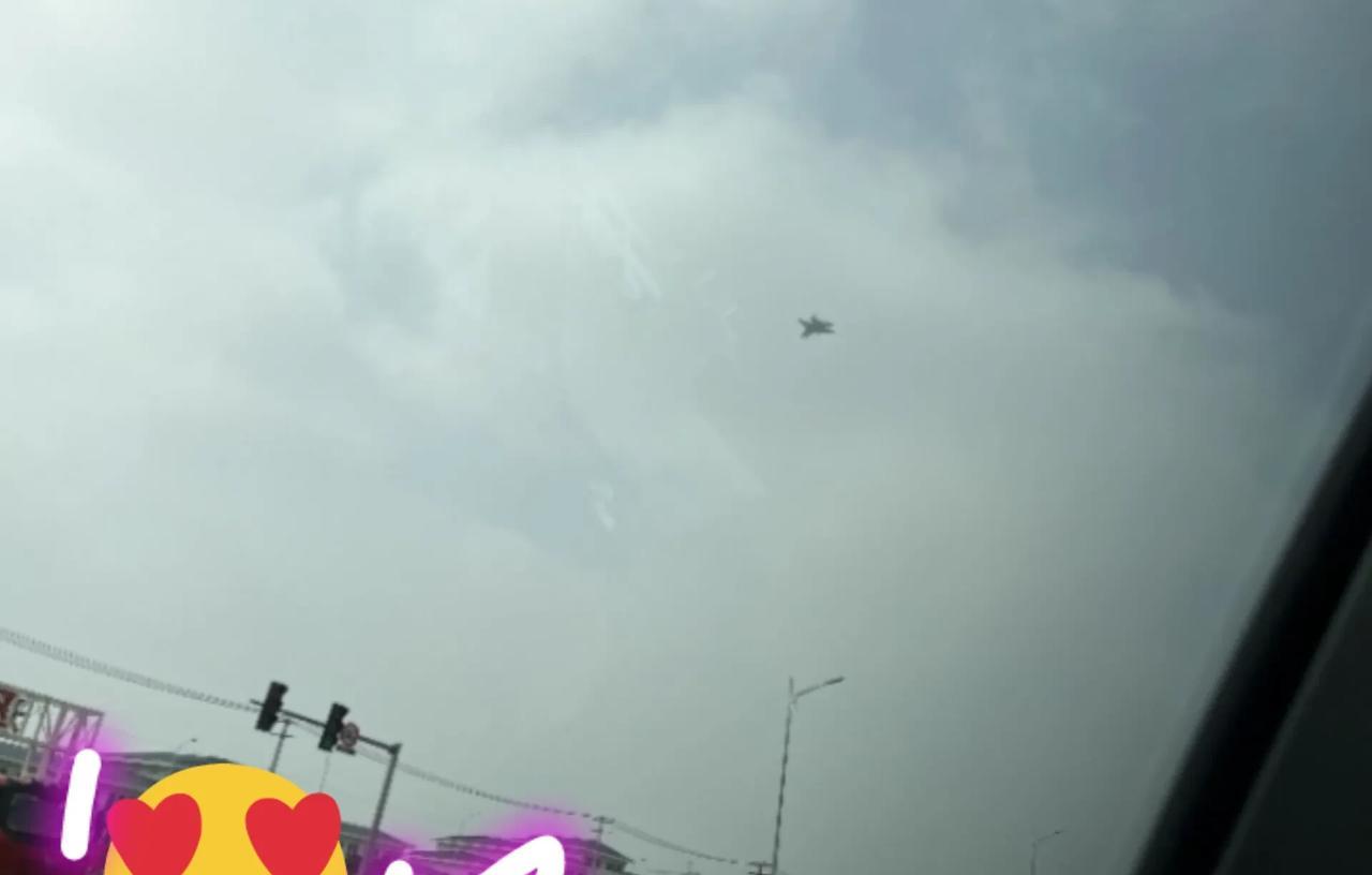 【歼-35飞往外地测试，隐形战鹰翱翔蓝天】近日，有网友于沈阳之外的某地目睹歼-3
