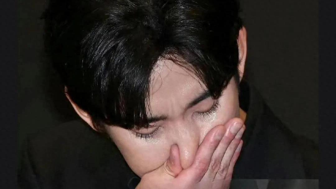 《从国民男神到舆论靶心：金秀贤记者会“无悔之语”刺痛大众》