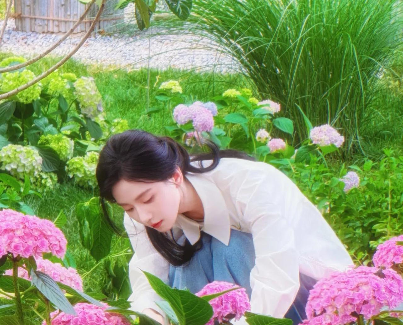 刘诗诗真的好适合这种节目啊，
本身就是温婉大方的东方美人，
最近参加《花开中国》