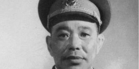 1949年，一位风尘仆仆的奴隶找到解放军，迫切的想要解释些什么东西，只听他说“红