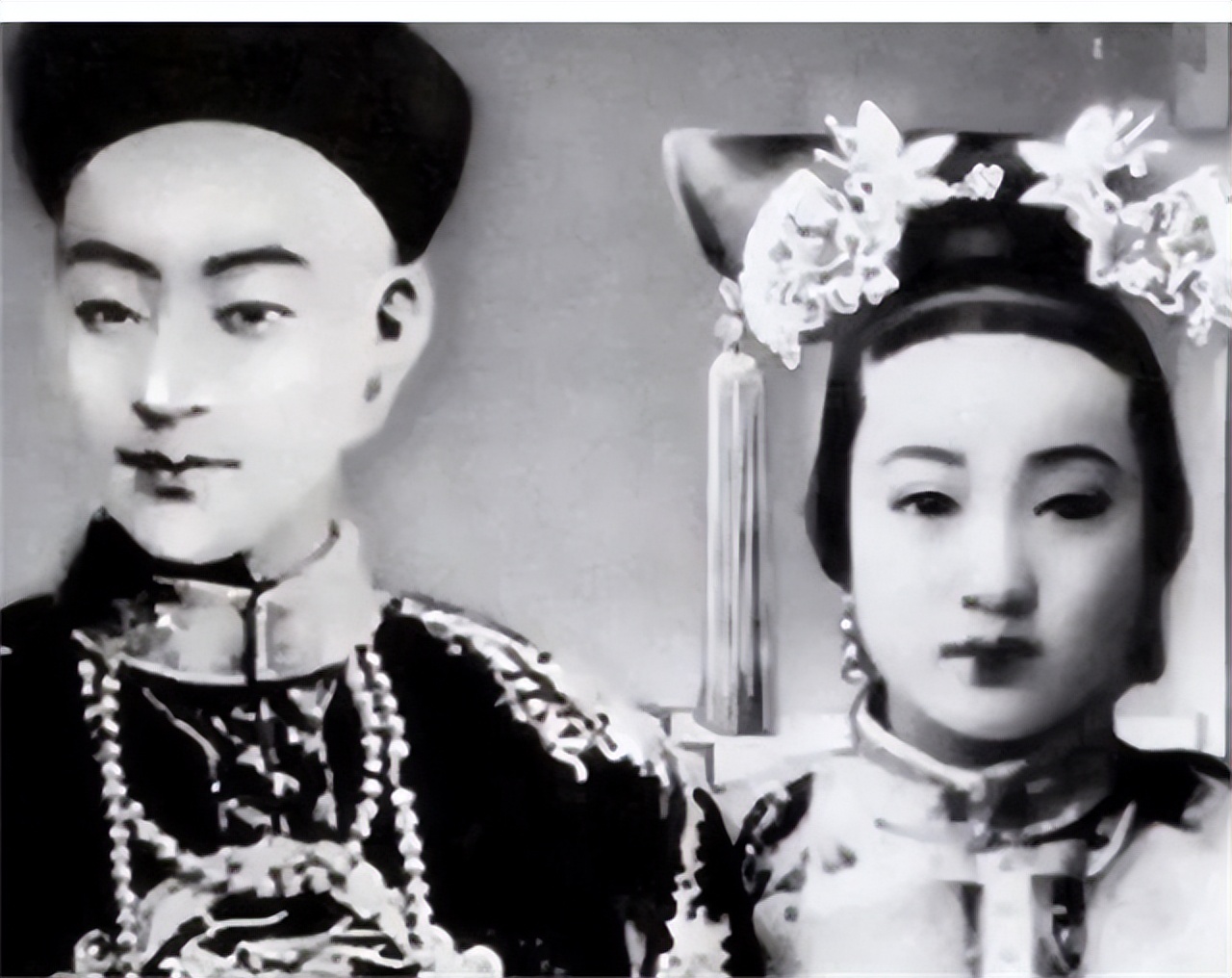 1894年，慈禧太后不顾光绪苦苦哀求，在大庭广众之下狠狠地打了40个板子。顷刻间