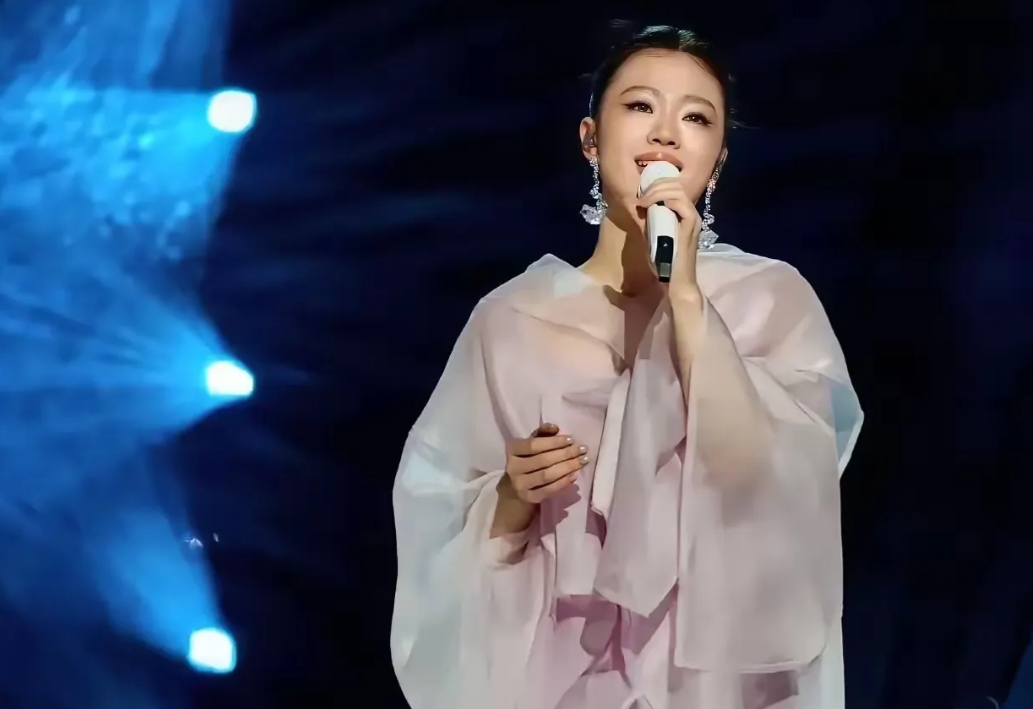 当今音乐圈，唯有他绝对能战胜单依纯！
单依纯在《歌手》舞台上，接连两场得第一名，