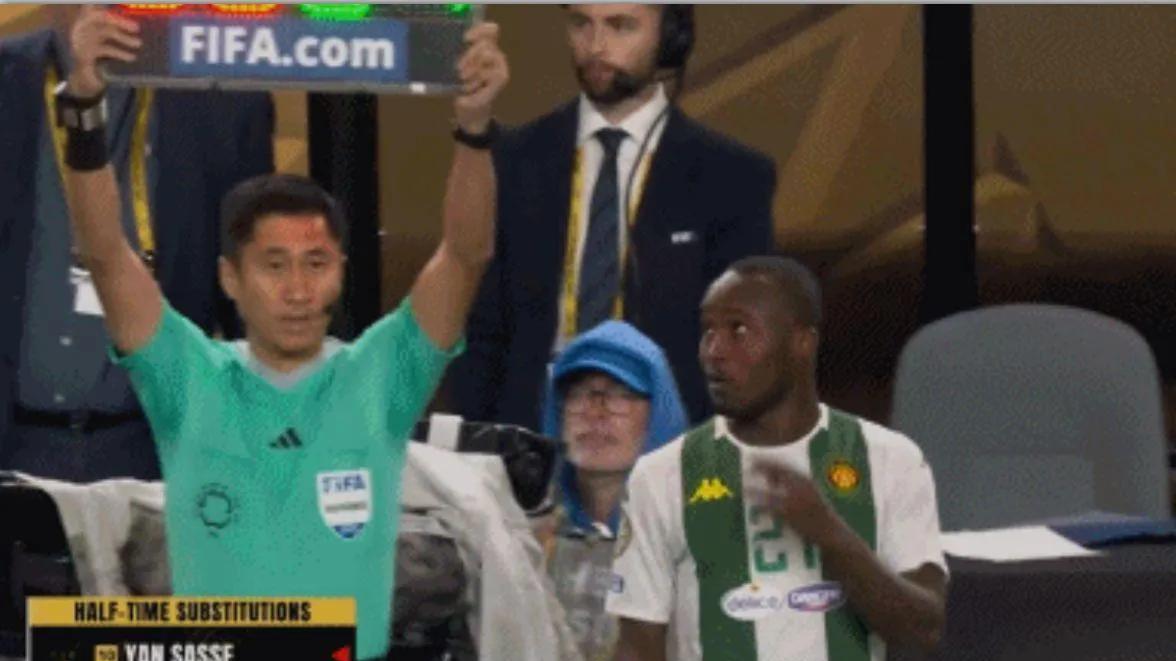 马宁世俱杯首秀发挥出色！获得国际认可！今天马宁以第四官员身份执法了一场世俱杯比赛