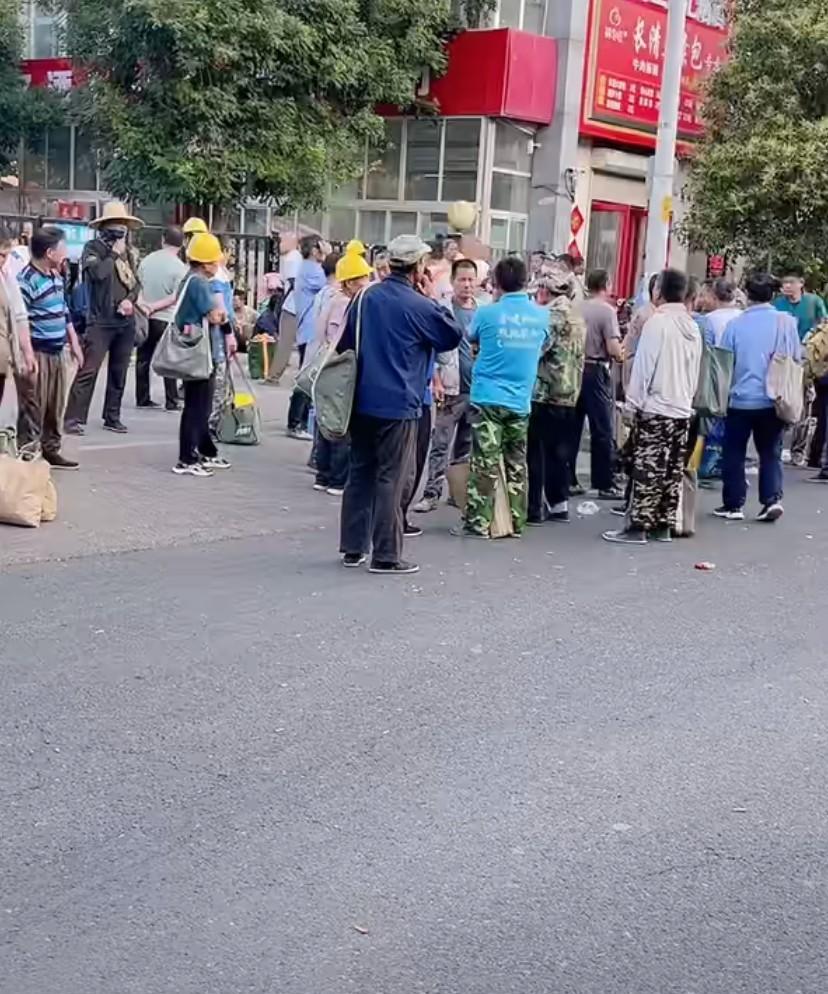 今天是6月17日星期二，今天温度是38到29度，烈日炙烤下的劳务市场，他们是最早