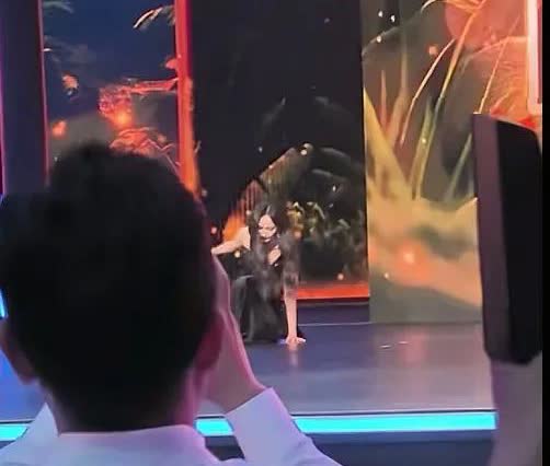 上合电影节杨幂踩恨天高一上台就摔了一跤，起来后继续主持节目，不得不说她的心理素质