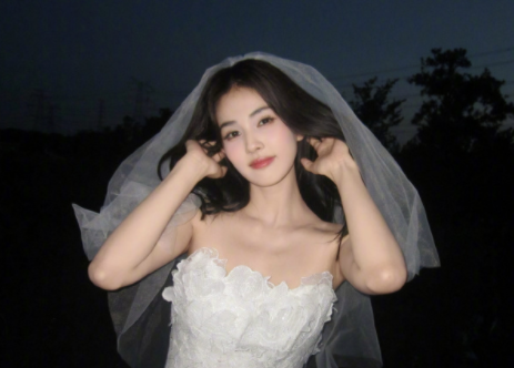 白鹿的婚纱美照，这状态真的不错！