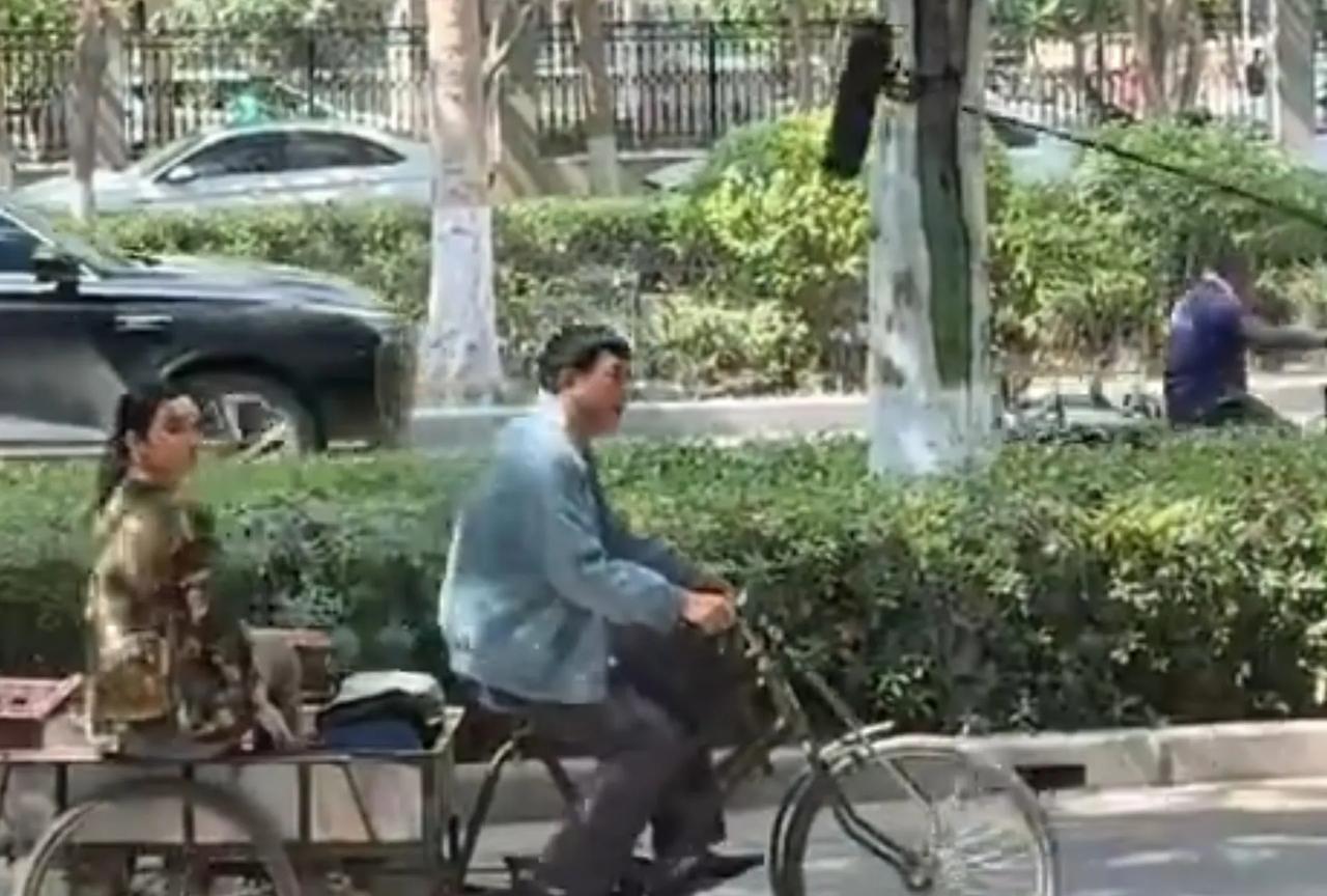 张嘉译再骑三轮车，烟火气里见真章
荧幕上，张嘉译又骑上了三轮车，熟悉画面勾起观众