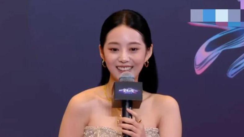 这一夜短剧演员同场活动，失去超厚滤镜，自然脸和医美脸一眼看出