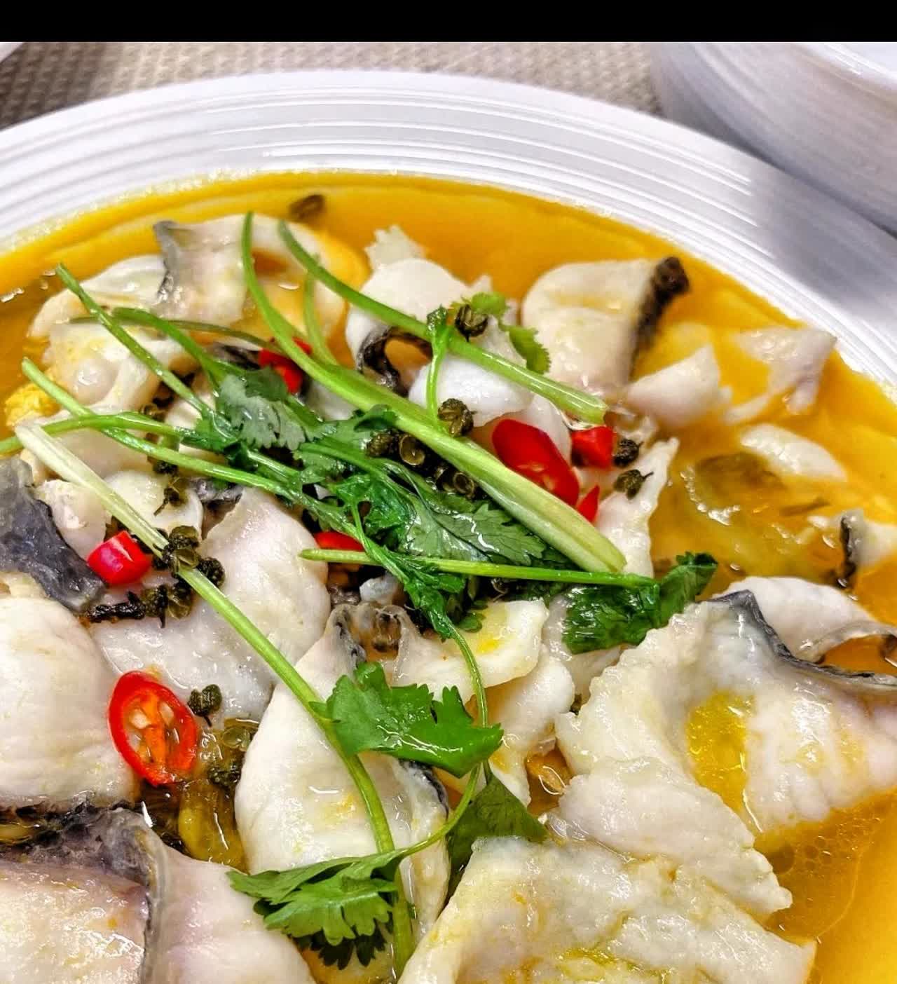 广东一女子不想做饭，点了私厨上门做饭。
做饭的男子长得帅气，想让其做男朋友，但