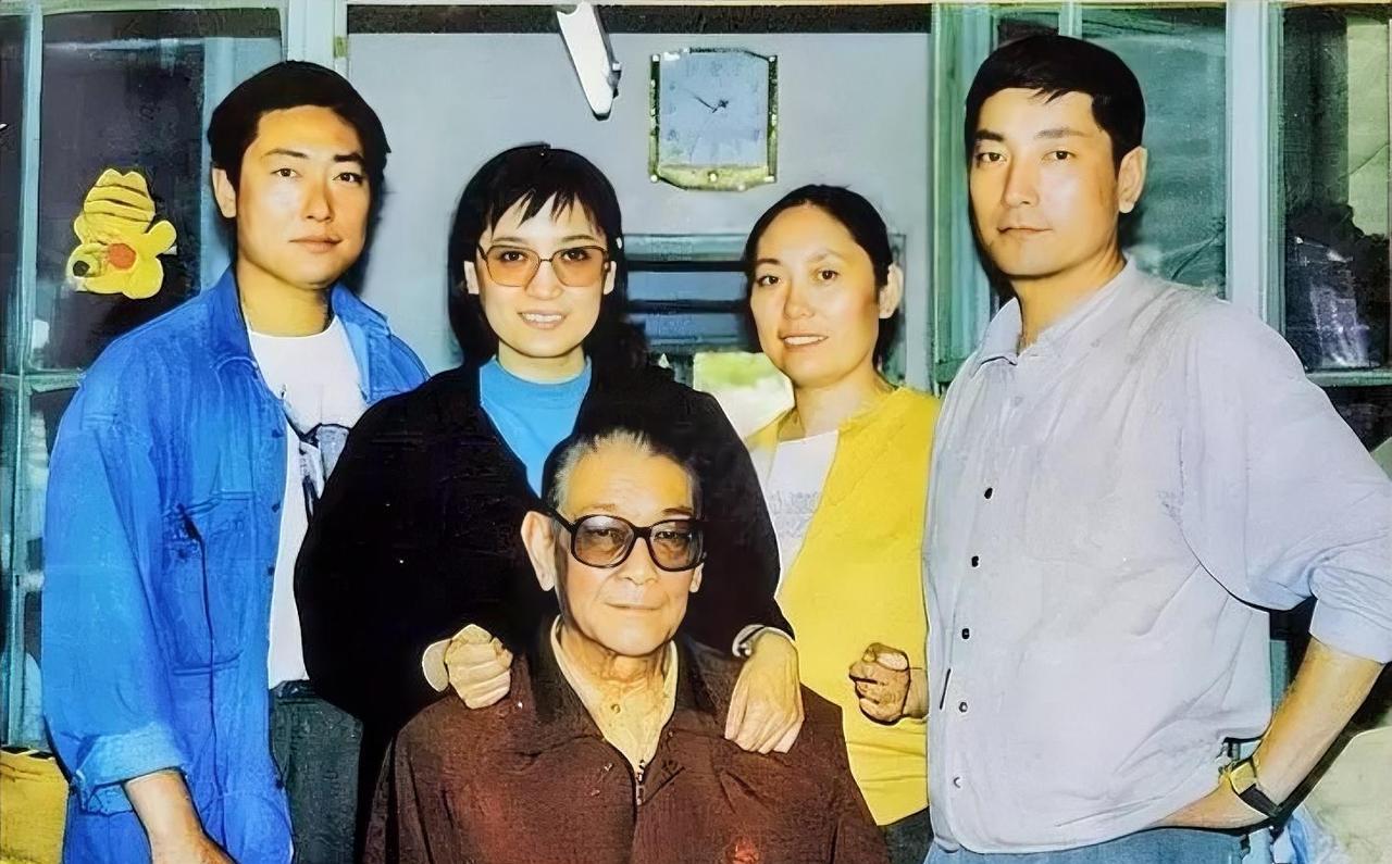 著名导演谢添老师，与儿子谢钢谢平，女儿谢联谢绵在一起的亲情合影。