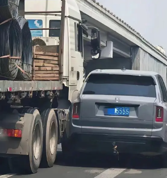 这货车玩大了，没得两万块钱怕是搞不定了吧……？