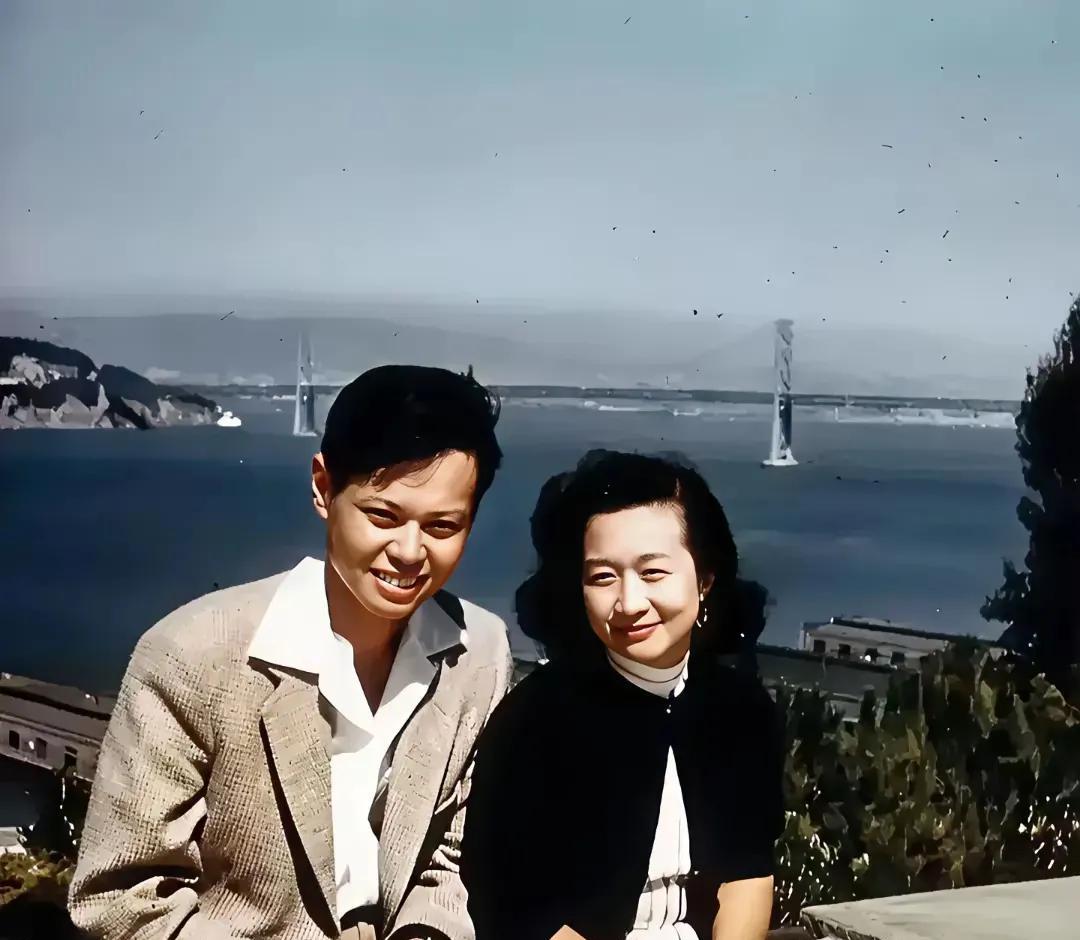 这是1956年在旧金山，杨振宁与夫人杜致礼的合影照。
当时杨振宁34岁，脸上笑容