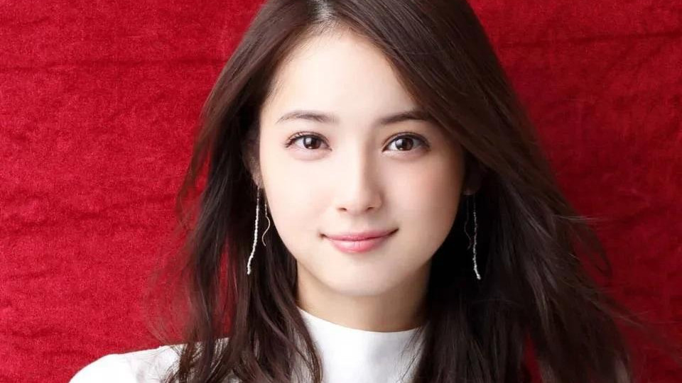 她有绝世美貌，打小工期间意外被挖掘，如今37已是二娃妈妈