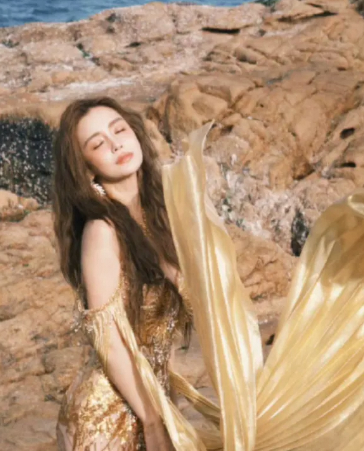 杨颖海边大片美出新高度，36岁宛如20岁