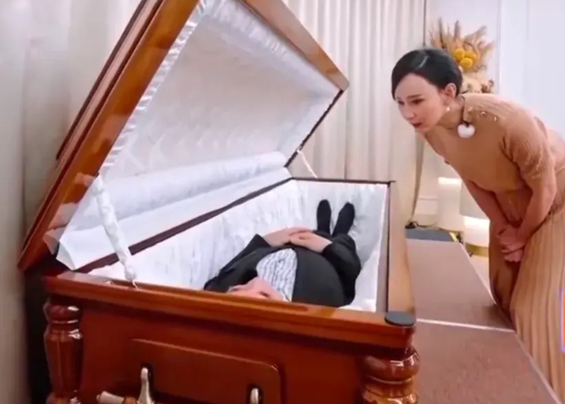 哭死了！胡静老公居然提前为自己准备了灵堂。
他说：“我和胡静认识 20年了，结婚