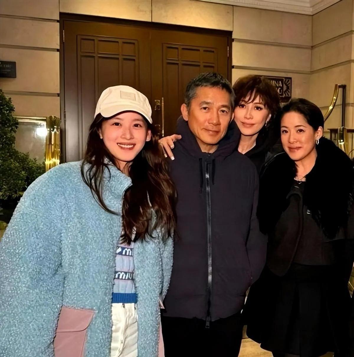 原生态美，那可真是上帝的杰作，每一处都恰到好处。
最近，章泽天现身香港出席某活动