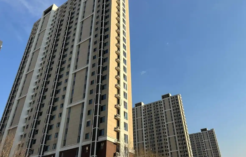 东莞万江的尚书悦府这个小区目前二手房挂牌价在单价2万左右，最终成交根据房子情况也