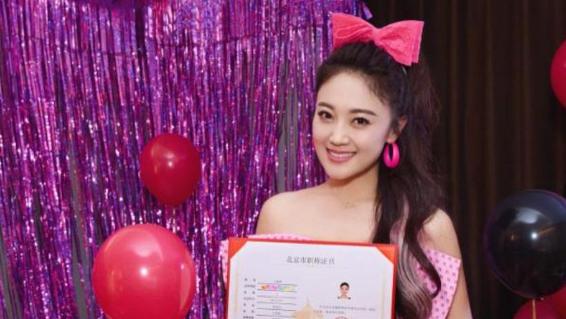 九三阅兵现场！王小玮受邀出现在现场，让王小海和整个乐坛沉默了