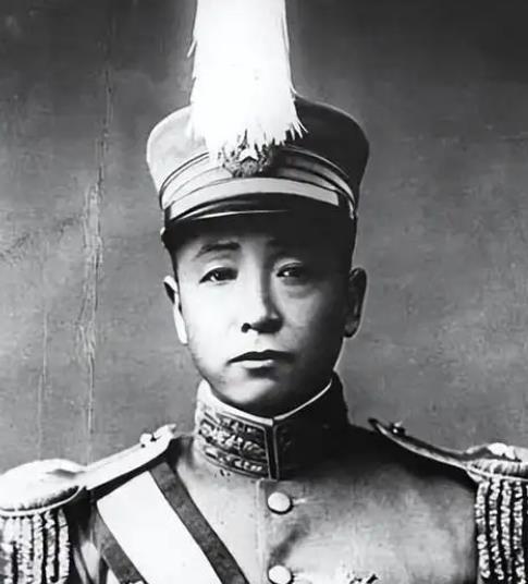 1892年，辽西大地主赵占元在大街上偶遇被围殴的张作霖。尽管被打年仅17岁的张作