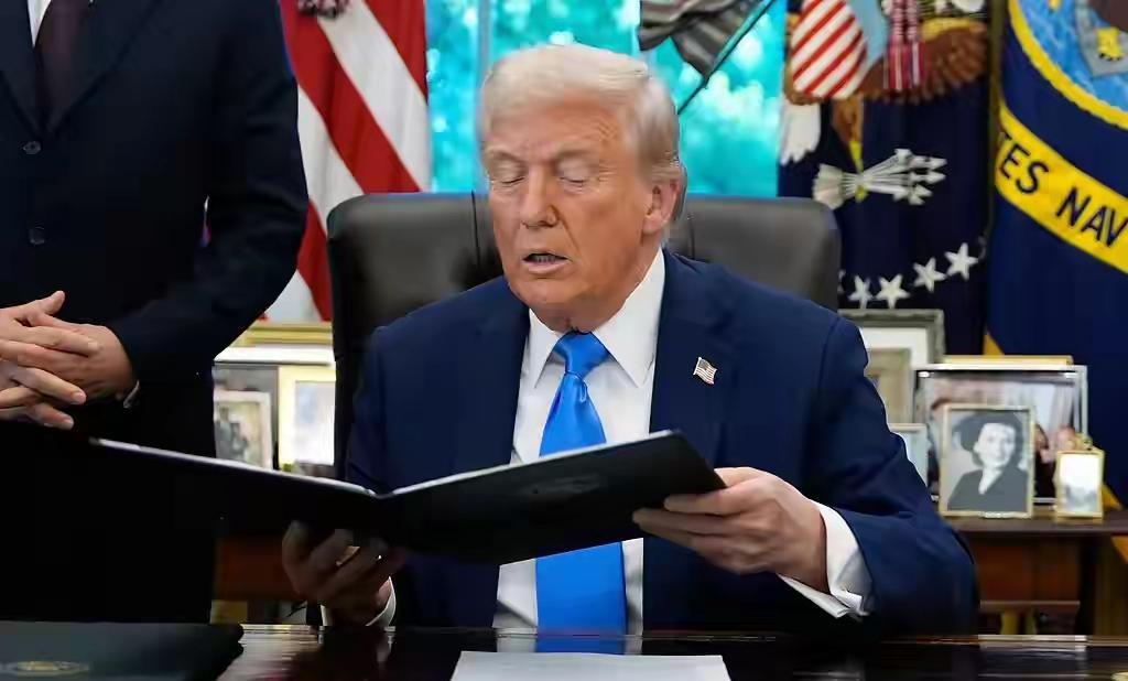 美国慌了！
中国大规模减持美国国债，
特朗普紧急拒绝批准4亿美元对台军售，
仅一