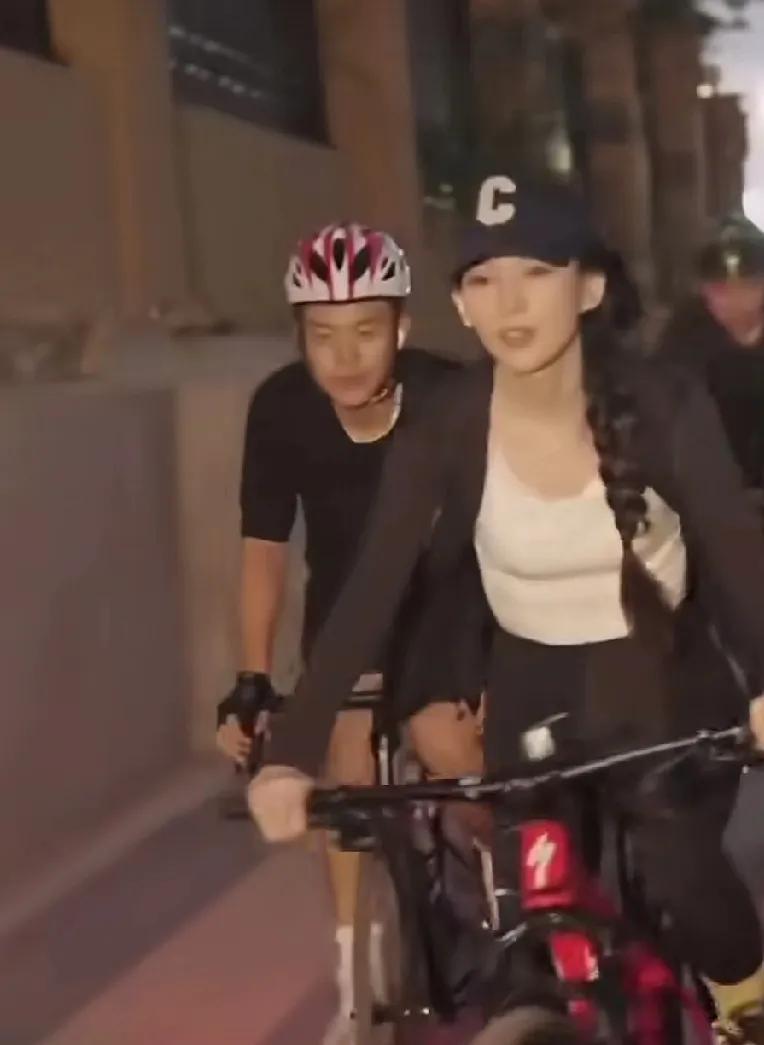 我也喜欢森林北李巧。
汪峰就是喜欢年轻美女，见一个喜欢一个。
李巧比较年轻漂亮，