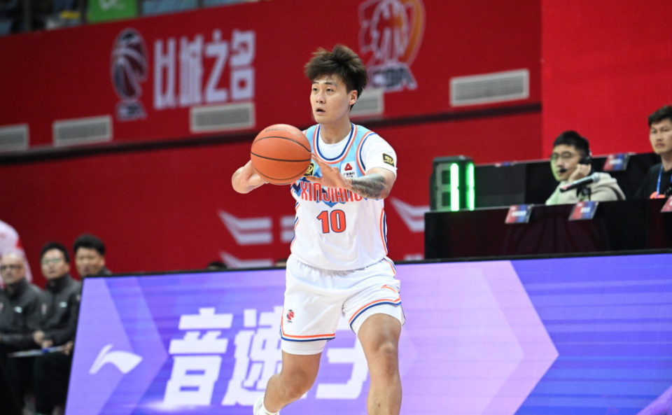 CBA常规赛焦点战，新疆男篮对阵浙江男篮，比赛却意外呈现一边倒的局面。新疆队开局