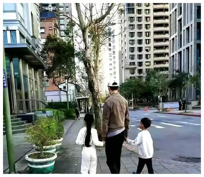 暴雨中刚为女儿办完葬礼，S妈转头就在社交平台掀起轩然大波！
70岁老太太直播维权